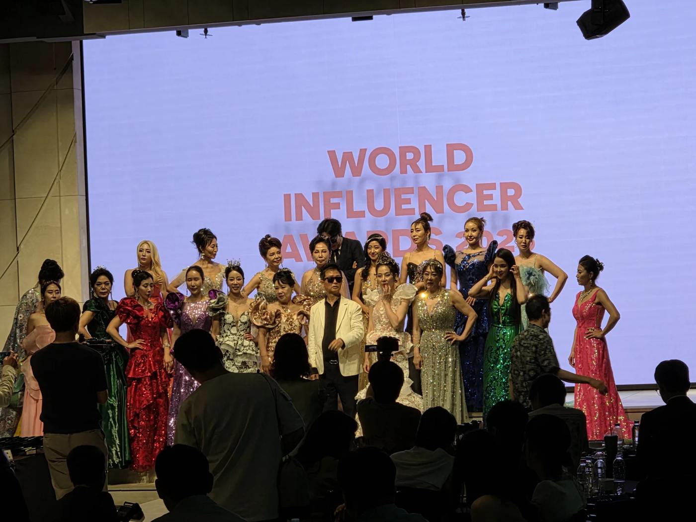 WORLD INFLUENCER 무대에 함께한 참가자들